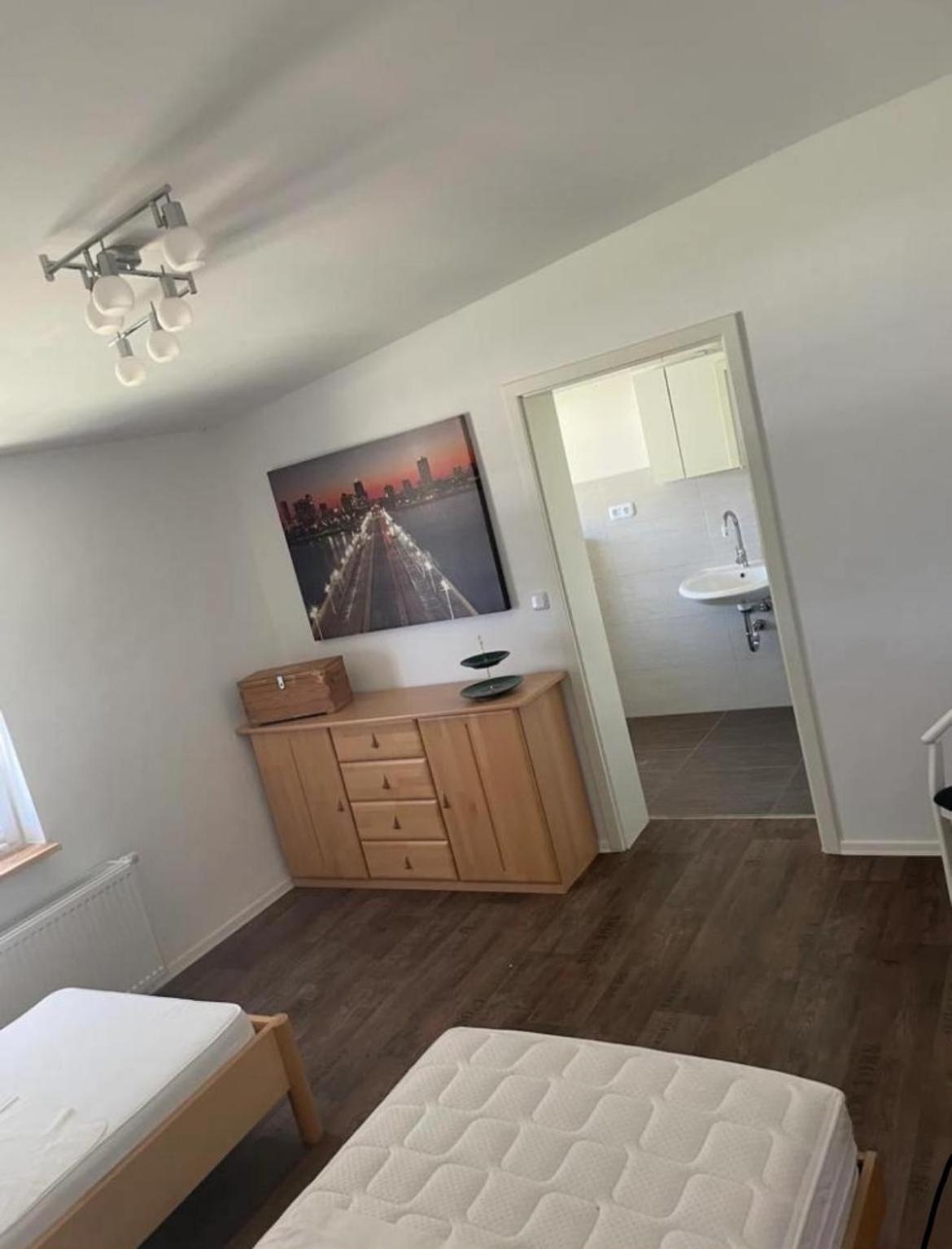 Ferienzimmer Mit Zwei Einzelbetten Und Gemeinschaftkueche * Warnow (Rostock)